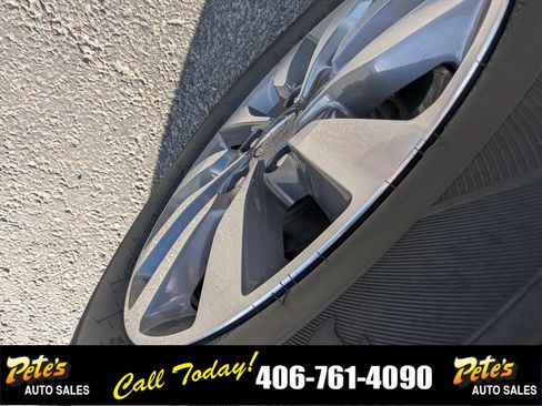 Used 2023 Chrysler Pacifica Touring-L image 10