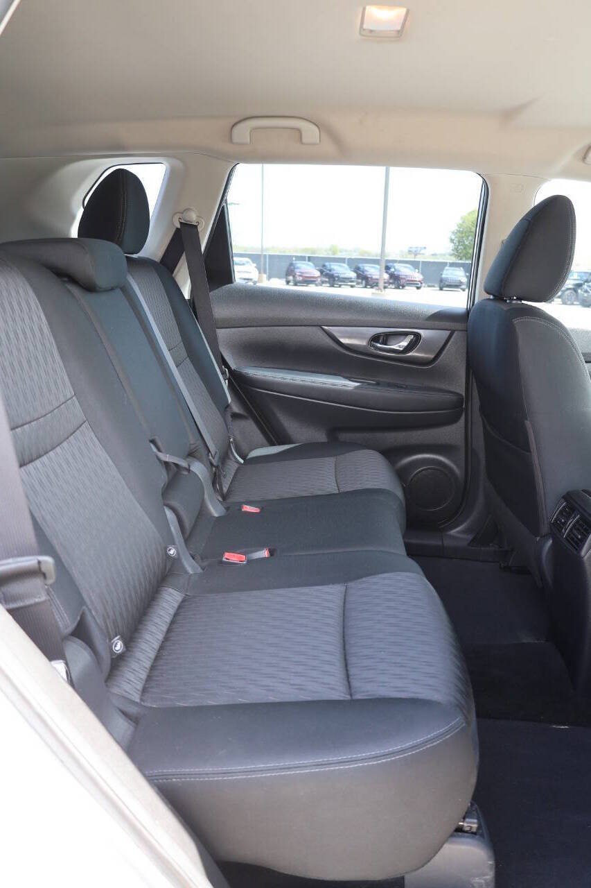 Used 2018 Nissan Rogue S AWD/4WD image 16