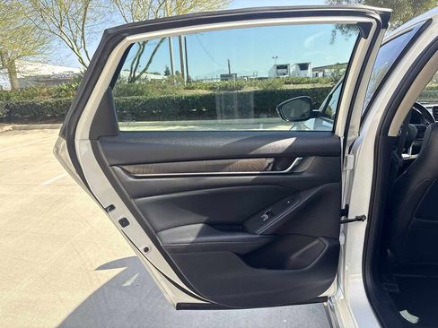 Used 2018 Honda Accord Touring image 13