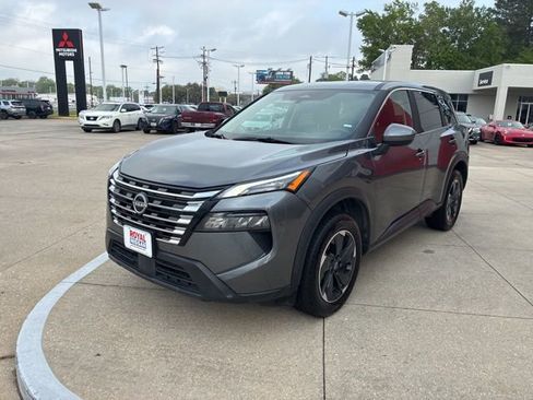 Used 2025 Nissan Rogue SV image 3