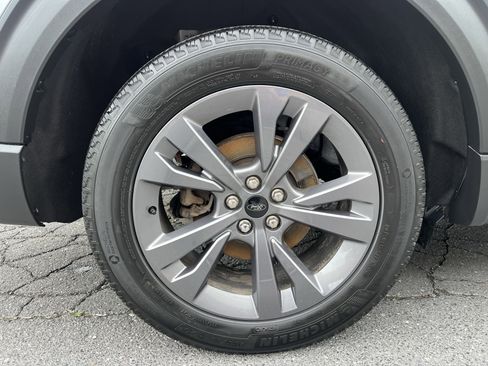 Used 2023 Ford Explorer XLT w/ Equipment Group 202A image 8