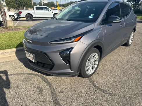 Used 2022 Chevrolet Bolt EUV LT w/ Comfort Package FWD image 2