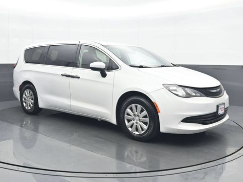 Used 2020 Chrysler Voyager L FWD image 9