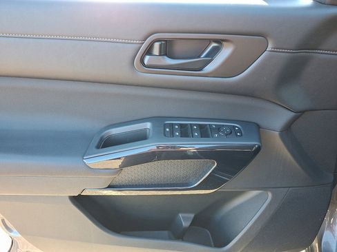 Used 2025 Nissan Pathfinder SV image 23