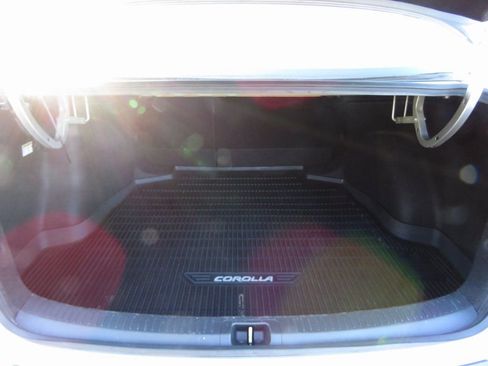 Used 2020 Toyota Corolla LE image 17