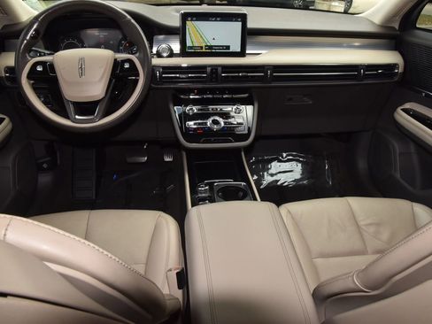 Used 2022 Lincoln Corsair FWD w/ Premium Package image 16