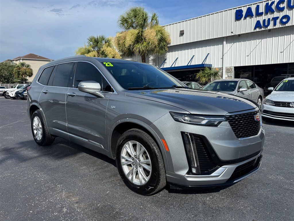 Used 2023 Cadillac XT6 Luxury FWD image 2