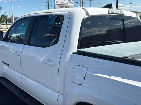 Used 2017 Toyota Tacoma TRD Sport AWD/4WD image 21