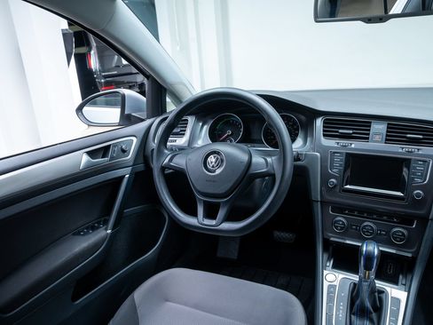 Used 2015 Volkswagen e-Golf Limited Edition FWD image 8