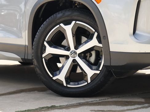 Certified 2025 Volkswagen Tiguan SE FWD image 3
