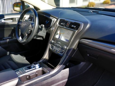 Used 2019 Ford Fusion SE image 18