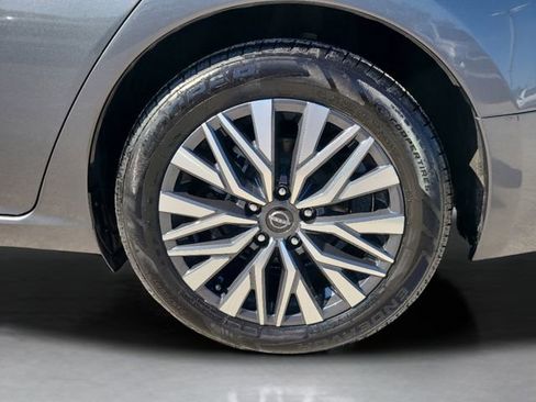 Used 2024 Nissan Altima 2.5 SV image 12