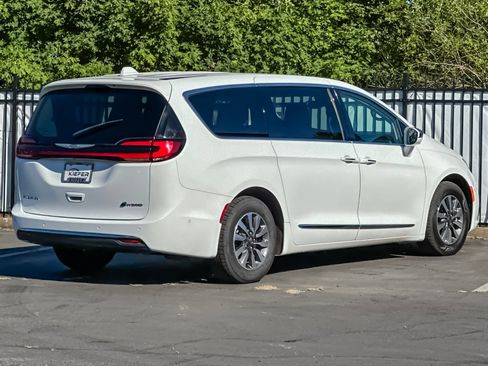 Used 2022 Chrysler Pacifica Limited w/ Uconnect Theater Family Group FWD image 3