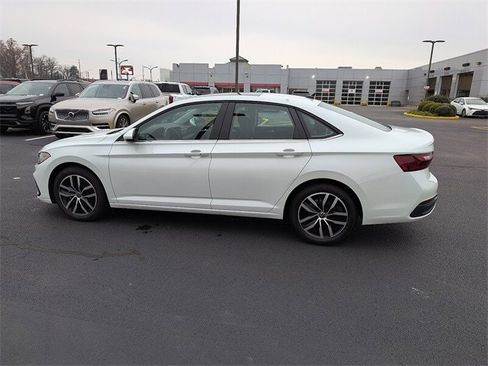 Used 2025 Volkswagen Jetta SE w/ Sunroof Package image 4