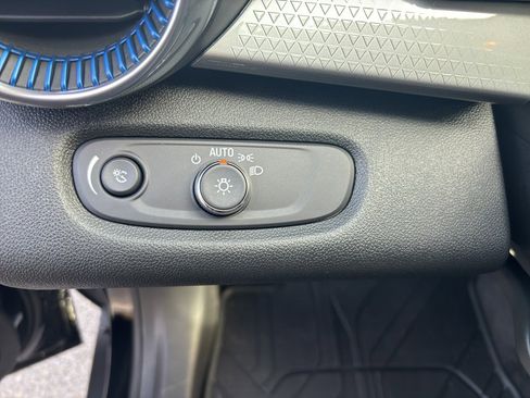 Used 2025 Chevrolet Trax LT w/ Driver Confidence Package image 18