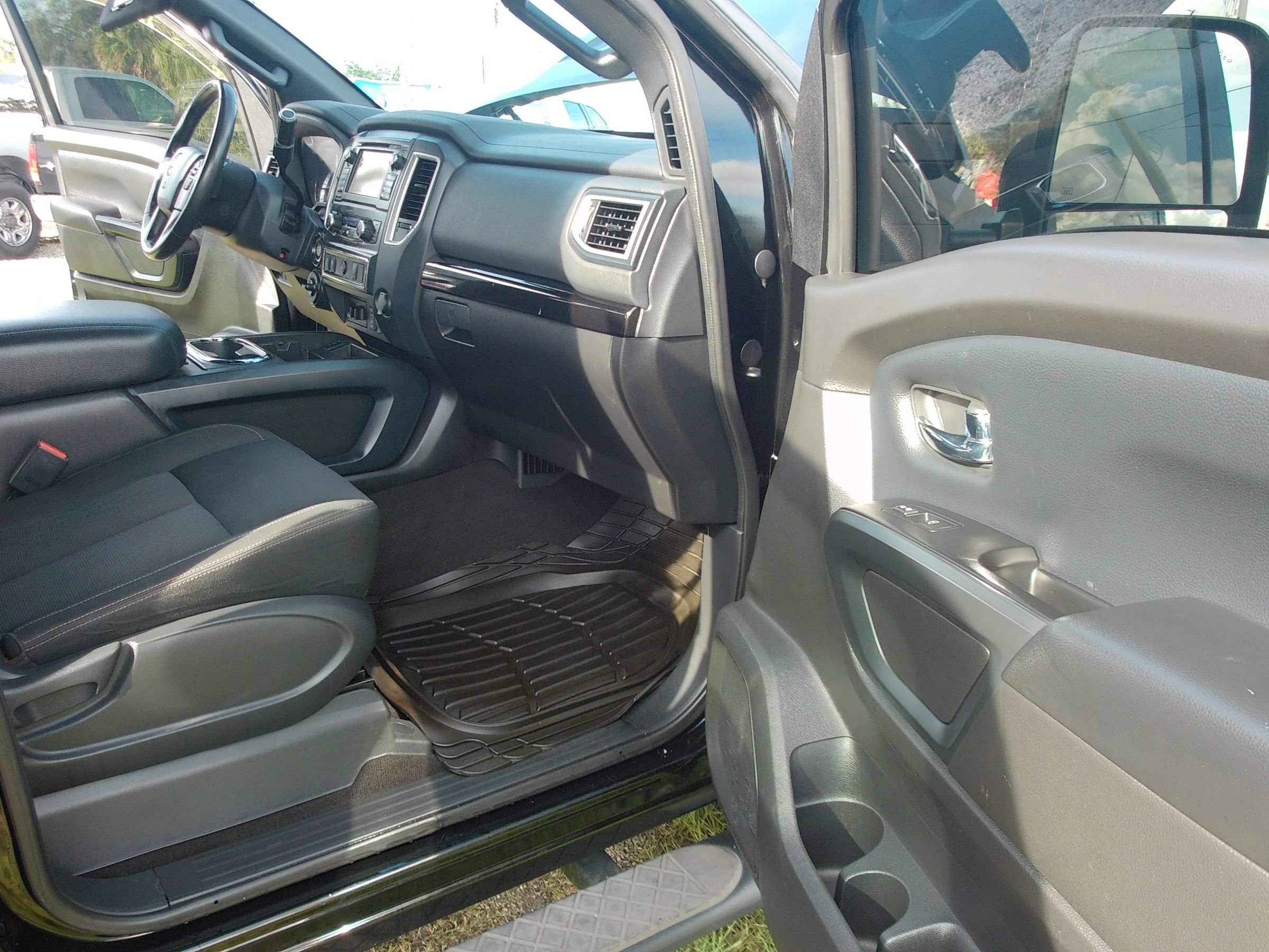 Used 2018 Nissan Titan SV w/ SV Convenience Package AWD/4WD image 37