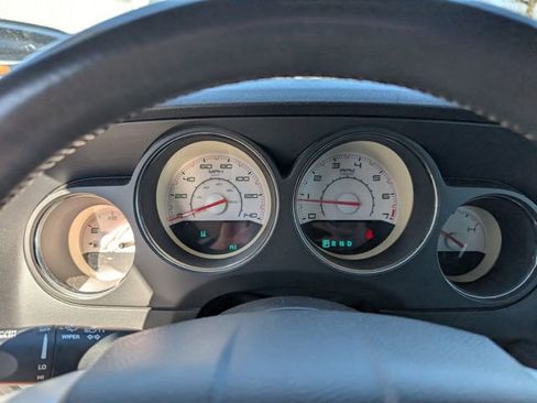 Used 2014 Dodge Challenger SXT image 10