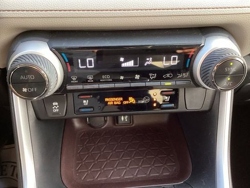 Used 2019 Toyota RAV4 Limited image 22