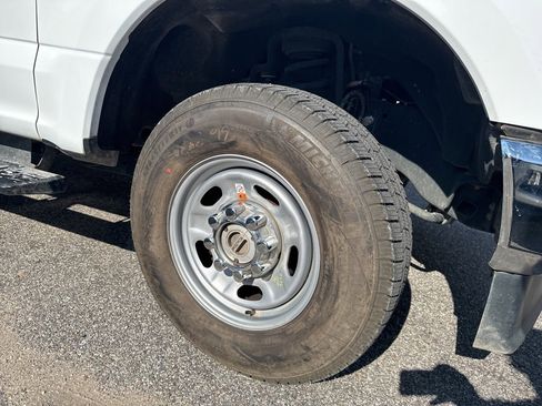 Used 2022 Ford F250 XL w/ Power Equipment Group image 4