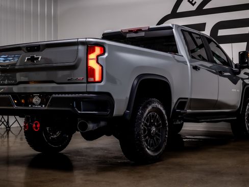Used 2024 Chevrolet Silverado 2500 ZR2 w/ Technology Package image 40