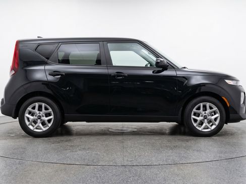 Used 2025 Kia Soul LX w/ LX Technology Package FWD image 11