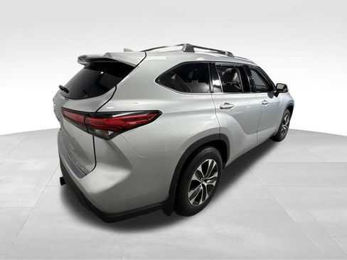 Used 2021 Toyota Highlander XLE AWD/4WD image 7