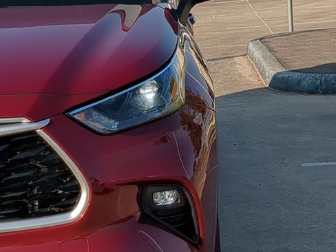 Used 2022 Toyota Highlander XLE image 10