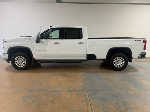 Used 2025 Chevrolet Silverado 2500 LTZ w/ LTZ Convenience Package AWD/4WD image 2