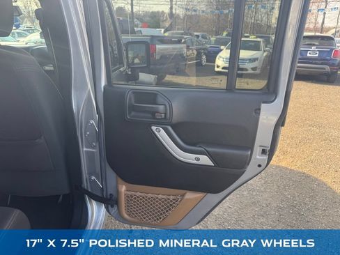Used 2017 Jeep Wrangler Unlimited Rubicon w/ Connectivity Group AWD/4WD image 22