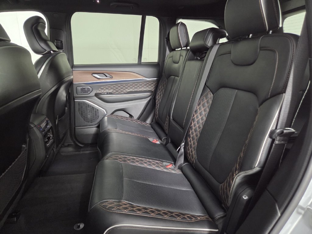 Used 2025 Jeep Grand Cherokee Summit w/ Obsidian Package AWD/4WD image 23