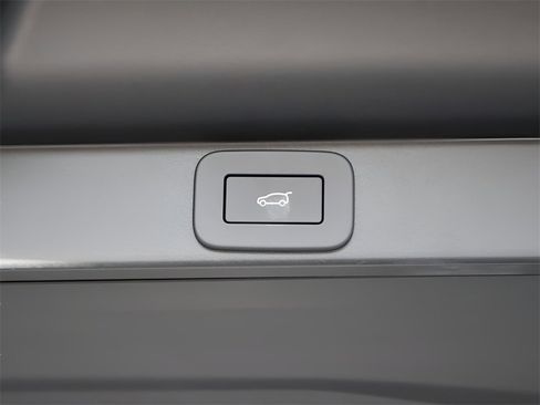 New 2026 Land Rover Range Rover SE image 16