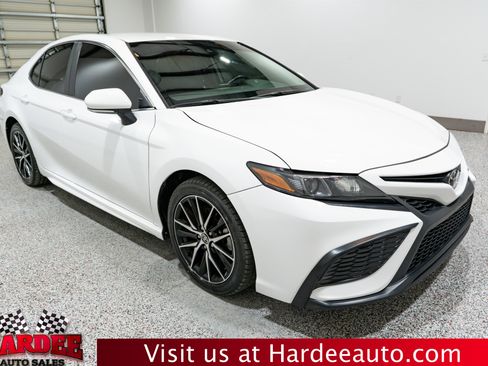 Used 2024 Toyota Camry SE image 6