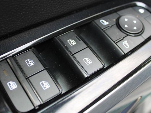 Used 2025 Nissan Pathfinder SL AWD/4WD image 17