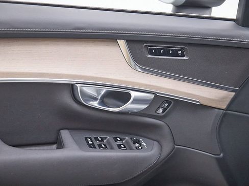 Used 2025 Volvo XC90 B6 Plus image 11