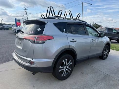 Used 2017 Toyota RAV4 LE AWD/4WD image 12