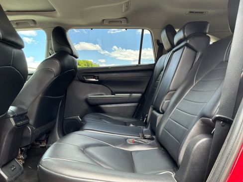 Used 2023 Toyota Highlander XLE FWD image 18