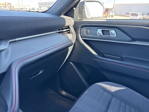 Used 2025 Ford Explorer ST-Line w/ ST-Line Street Pack image 19