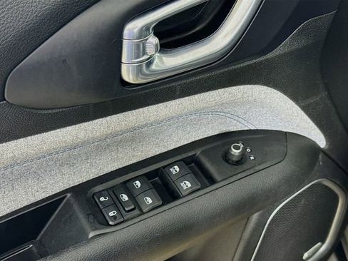 Used 2022 Jeep Compass Latitude w/ Sun and Sound Group image 21