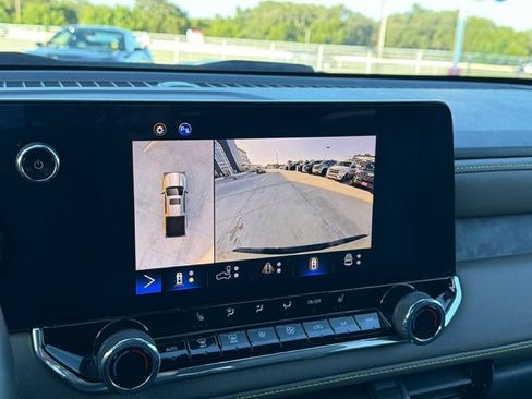 Used 2024 Chevrolet Colorado ZR2 w/ Technology Package AWD/4WD image 23