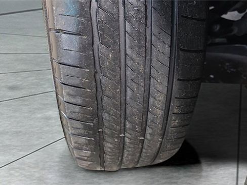 Used 2023 GMC Acadia SLE w/ Driver Convenience Package image 32