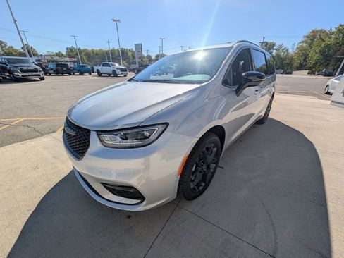 New 2026 Chrysler Pacifica Select w/ S Appearance Package image 9