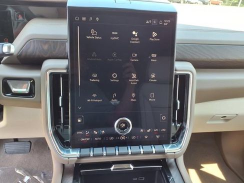 Used 2025 GMC Yukon Denali w/ Denali Reserve Package image 11