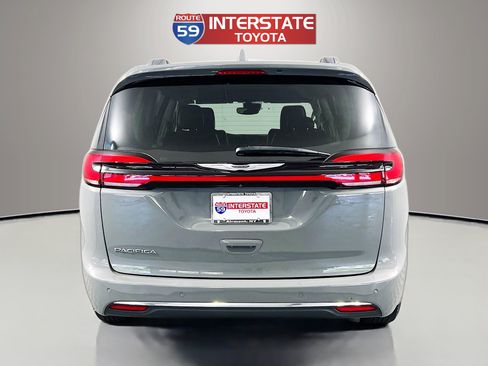Used 2021 Chrysler Pacifica Touring-L FWD image 6