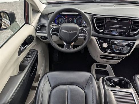 Used 2023 Chrysler Pacifica Touring-L image 16