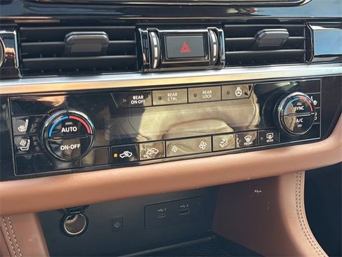 Used 2023 Nissan Pathfinder Platinum image 33