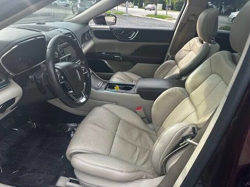 Used 2017 Lincoln Continental Select image 9