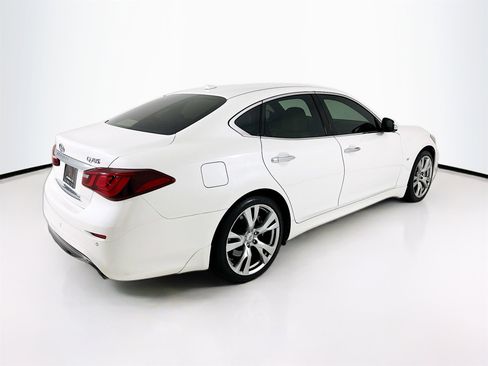 Used 2018 INFINITI Q70 Luxe w/ Sport Package image 8