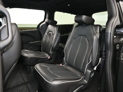 Used 2023 Chrysler Pacifica Limited w/ S Appearance Package image 30