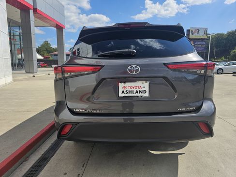 Used 2022 Toyota Highlander XLE image 5