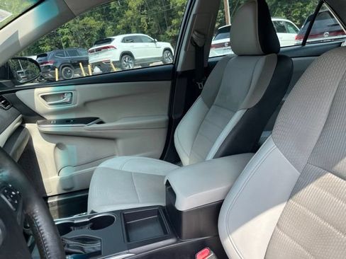 Used 2017 Toyota Camry SE FWD image 9